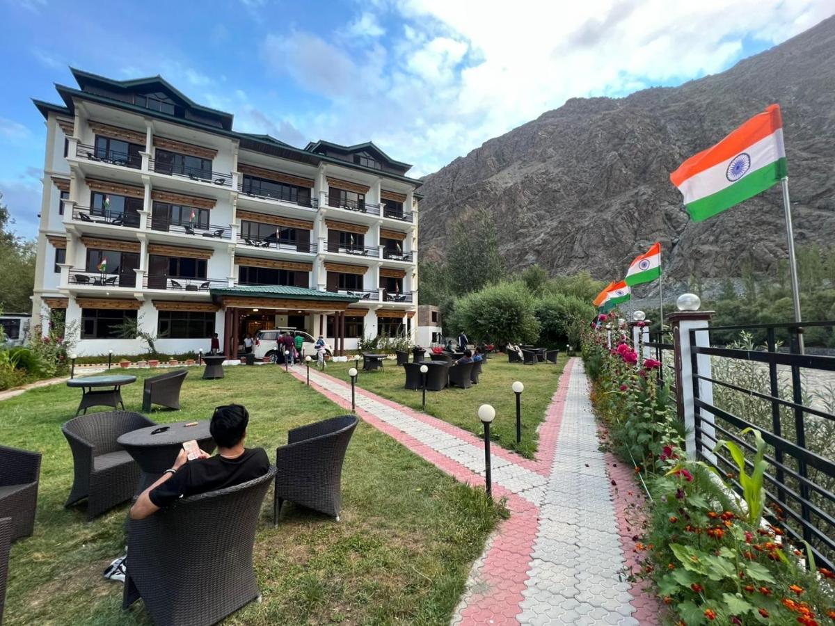 Hotel Chhutuk Heights Kargil Buitenkant foto